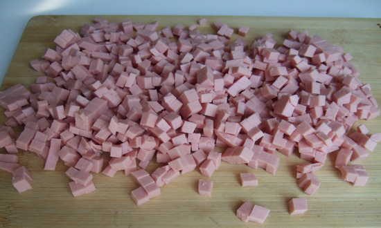 режем кубиками колбасу