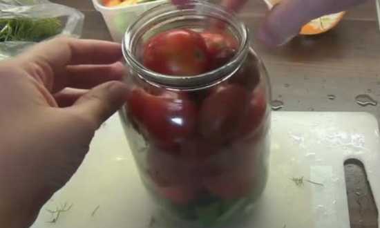 укладываем помидоры