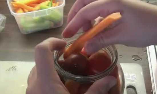 морковку тоже кладем