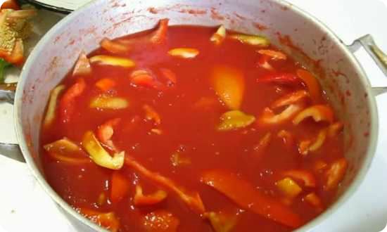 размешиваем перец в томатном соке