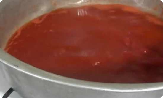 растворяем томатную пасту