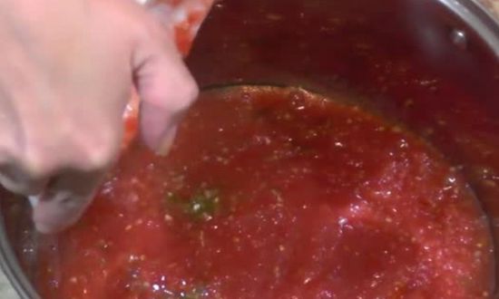 выливаем томатный сок в кастрюлю