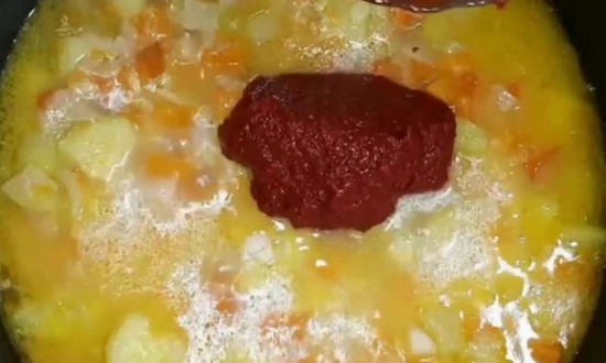 добавляем томатную пасту