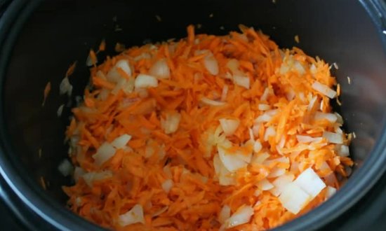 добавляем натертую морковь