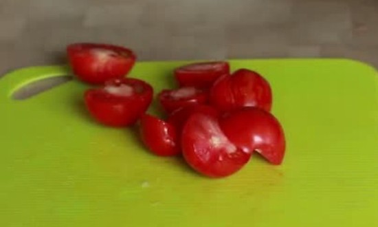 помидору режем пополам