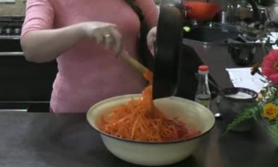 выкладываем морковь в емкость
