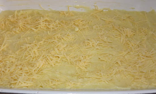 выкладываем половину картофеля, посыпаем сыром