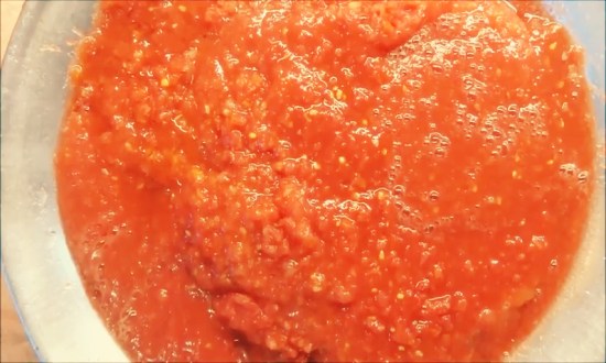 помидоры пропускаем через мясорубку 