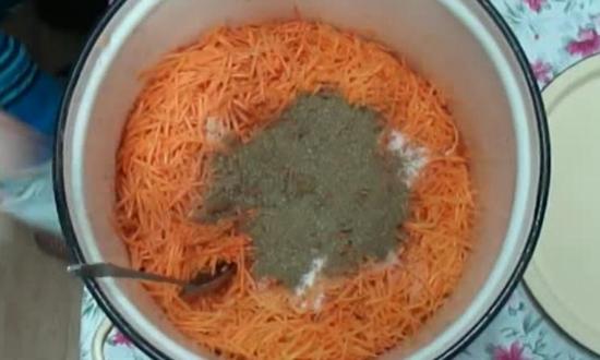 добавляем в морковку соль, сахар, приправы