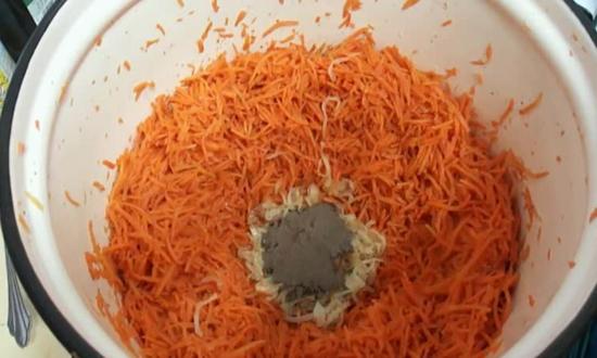 добавляем лук в морковь, добавляем молотый перец
