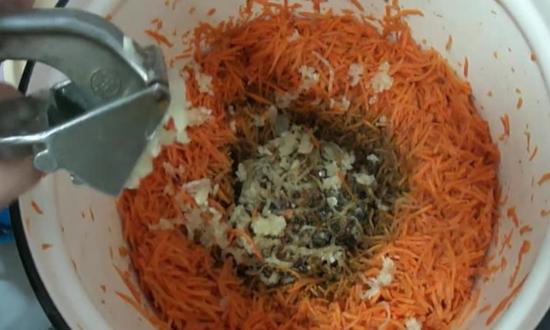 наливаем раскаленное масло в морковь, добавляем чеснок