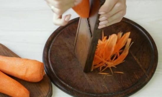 натрем морковь на корейской терке