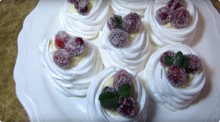 десерт- белковые корзиночки с клюквой
