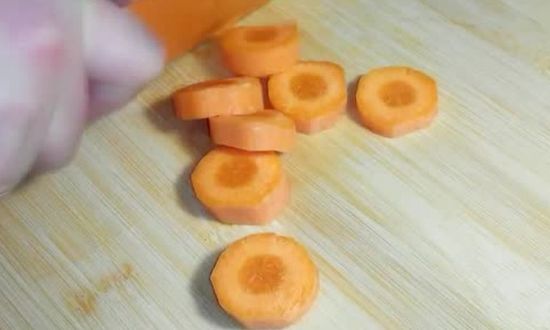 нарезаем крупно морковь