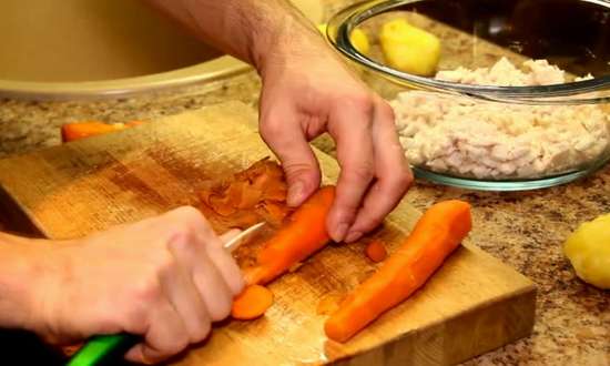 чистим вареную морковь