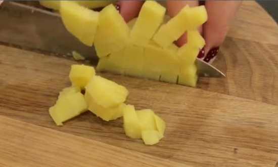 нарезаем кубиками картошку