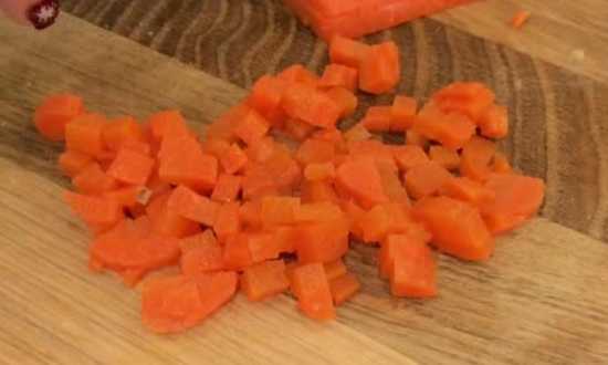 крошим кубиками морковь