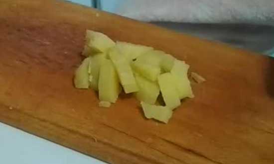 измельчаем картофель кубиками