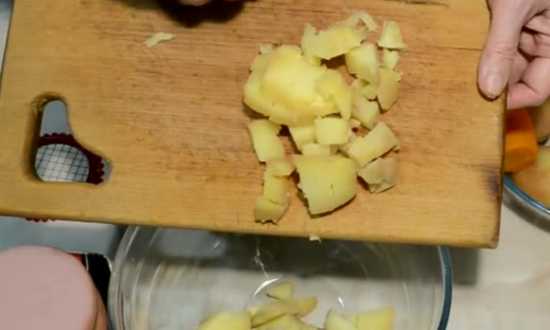 кубиками нарезаем картошку
