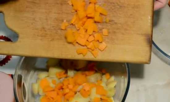 добавляем в миску, кубиками нарезанную, морковь