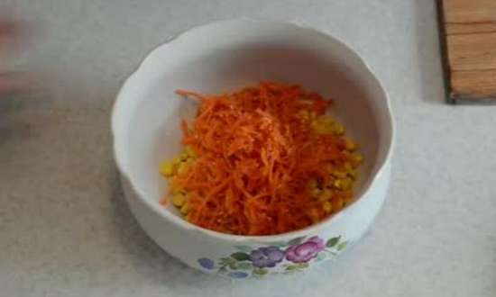 смешиваем кукурузу с морковкой по-корейски