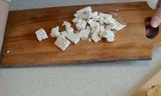кубиками нарезаем сыр фета