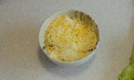 смешиваем натертый сыр и натертое яйцо