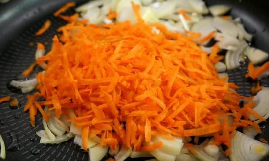 добавляем в сковороду натертую морковь