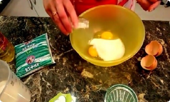 взбиваем яйцо с солью и сахаром
