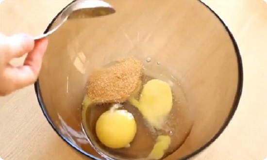 смешиваем яйца с сахаром и солью