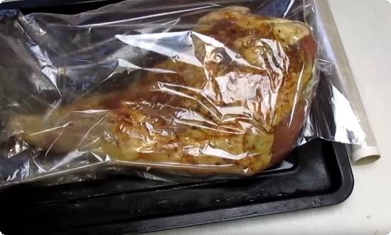 мясо в пакете кладем в холодильник