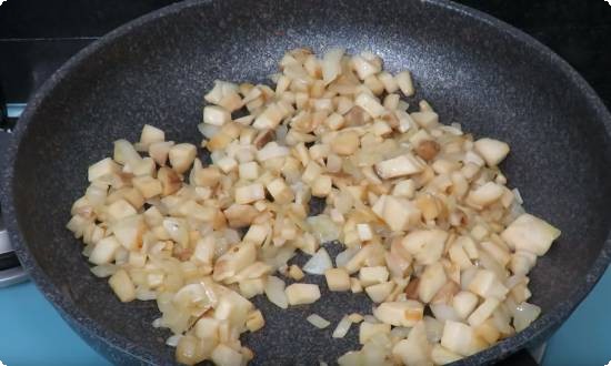 жарим грибы с луком на сковороде