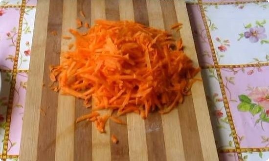 натираем морковь на терке