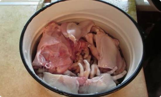 складываем мясо в кастрюлю