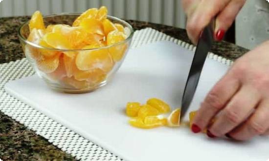 дольку мандарина режем на 3 части
