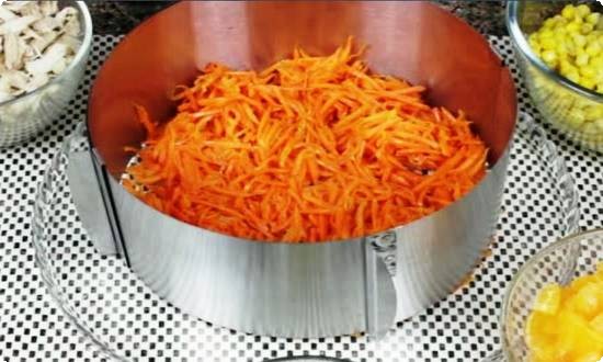 вниз выкладываем морковь