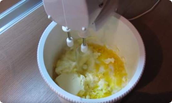 взбиваем яйца с сахаром, сливочным маслом
