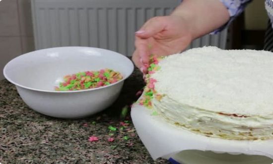 бока торта обсыпаем вафельной крошкой
