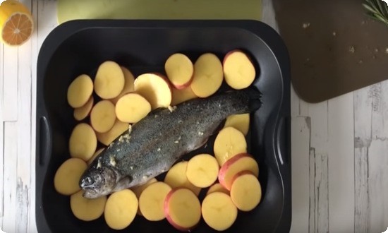 складываем рыбу и картофель на противень