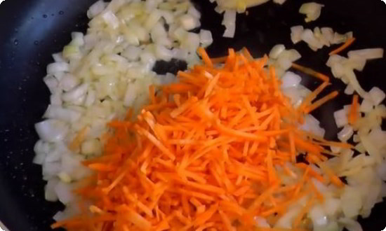Пассеруем морковь, лук