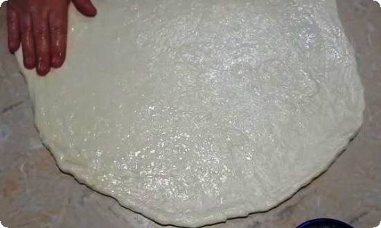 раскатываем тесто на пласт