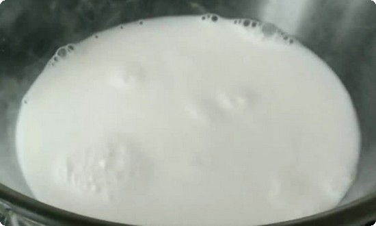 смешиваем стакан молока и стакан воды