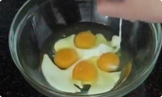 размешиваем яйцо с молоком