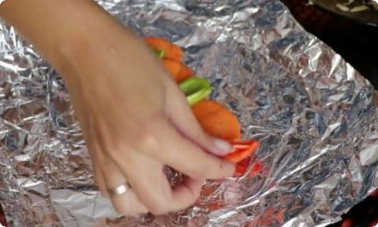морковь выкладываем на фольгу