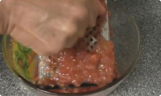 протираем помидоры через терку для соуса