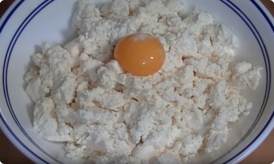 смешиваем творог с яйцом