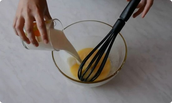 смешиваем яйца, сливочное масло с молоком