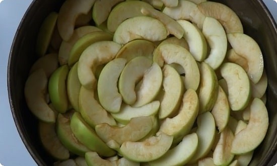 нарезаем яблоки, укладываем в форму