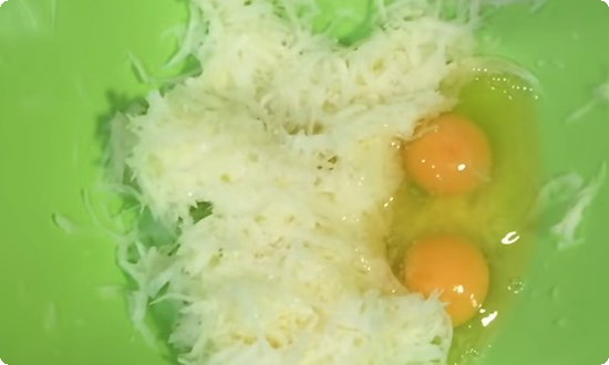 смешиваем натертый на терке картофель с яйцом и мукой