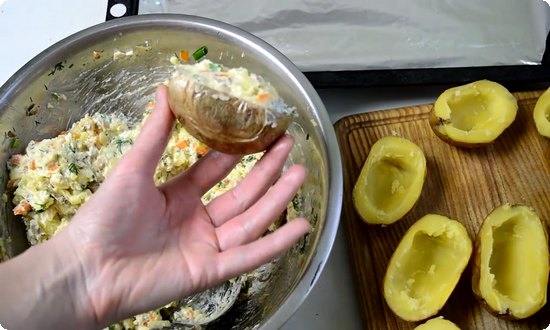 Наполним картофельные лодочки начинкой с горкой